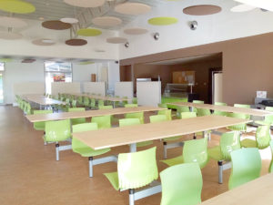 Installation dans la salle de cantine de l&rsquo;école Villeneuve Des Maguelone